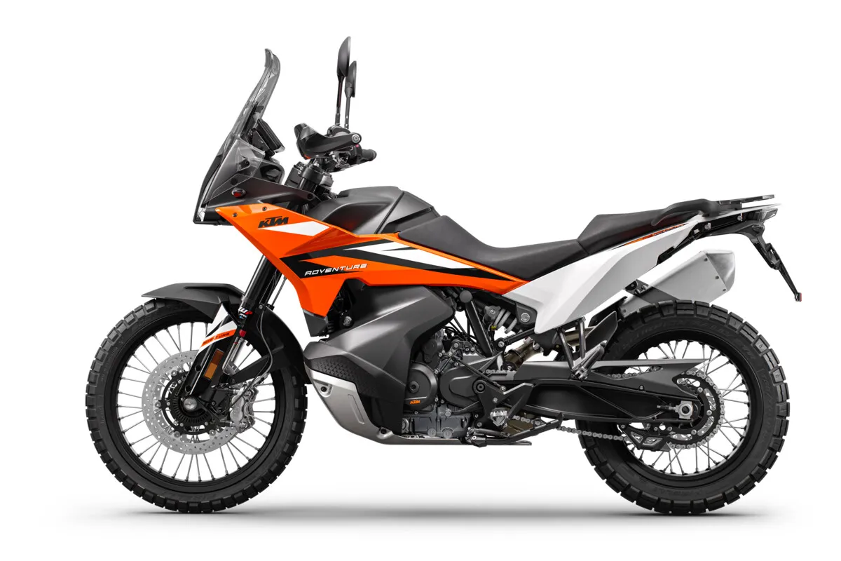 KTM 890 Adventure orange et blanche, vue de profil gauche sur fond blanc