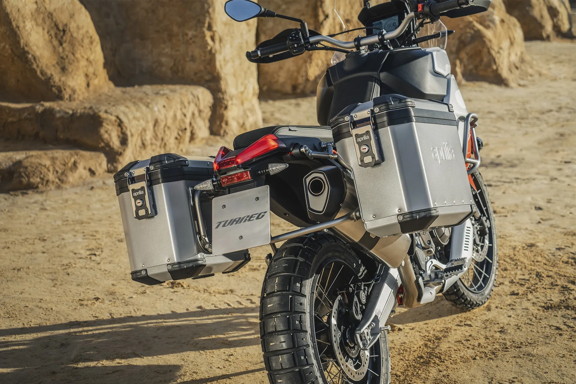 Aprilia Tuareg 660 vue de trois-quarts arrière avec ses valises latérales en aluminium