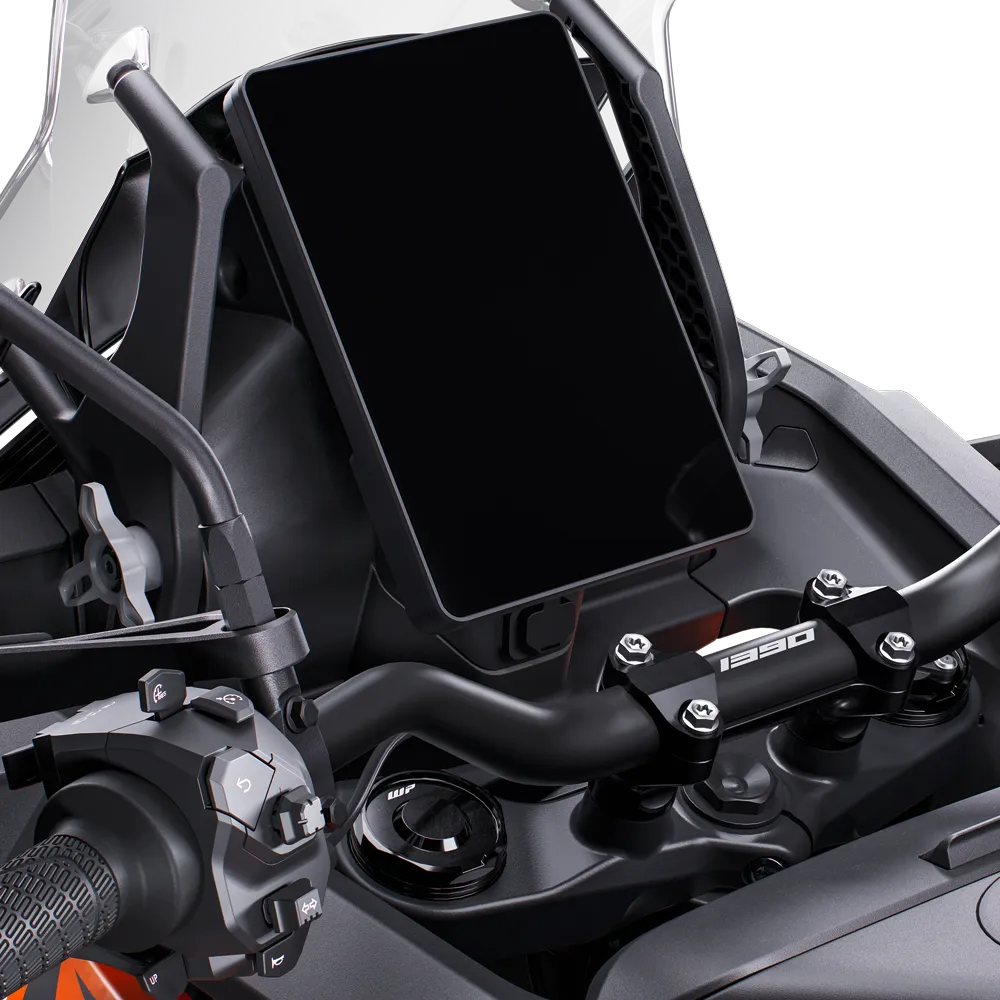 Écran TFT tactile vertical de 8 pouces de la KTM 1390 Super Adventure S EVO, vu depuis la selle