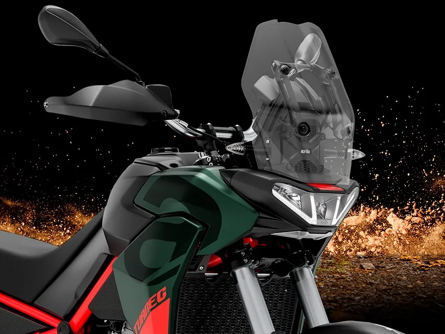 Face avant de l'Aprilia Tuareg 660 verte, montrant le triple optique et la bulle