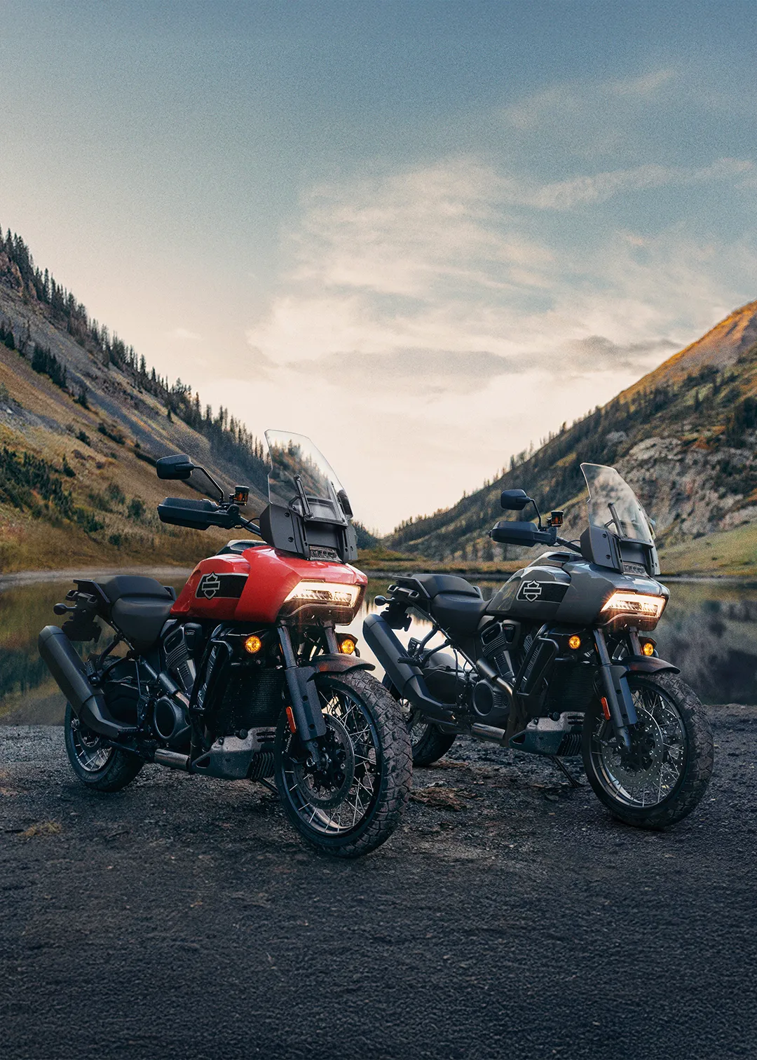 Deux Harley-Davidson Pan America 1250 à l'arrêt devant un paysage de montagne