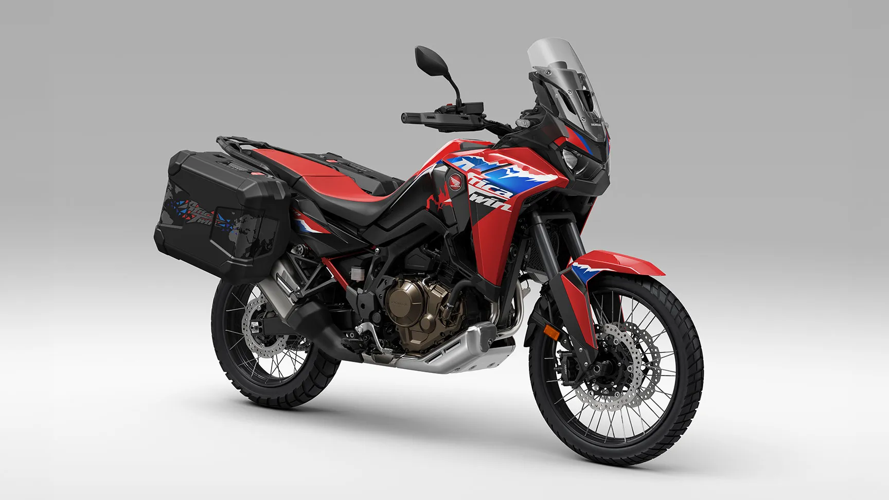Honda CRF1100L Africa Twin en studio, équipée de valises, vue de trois-quarts