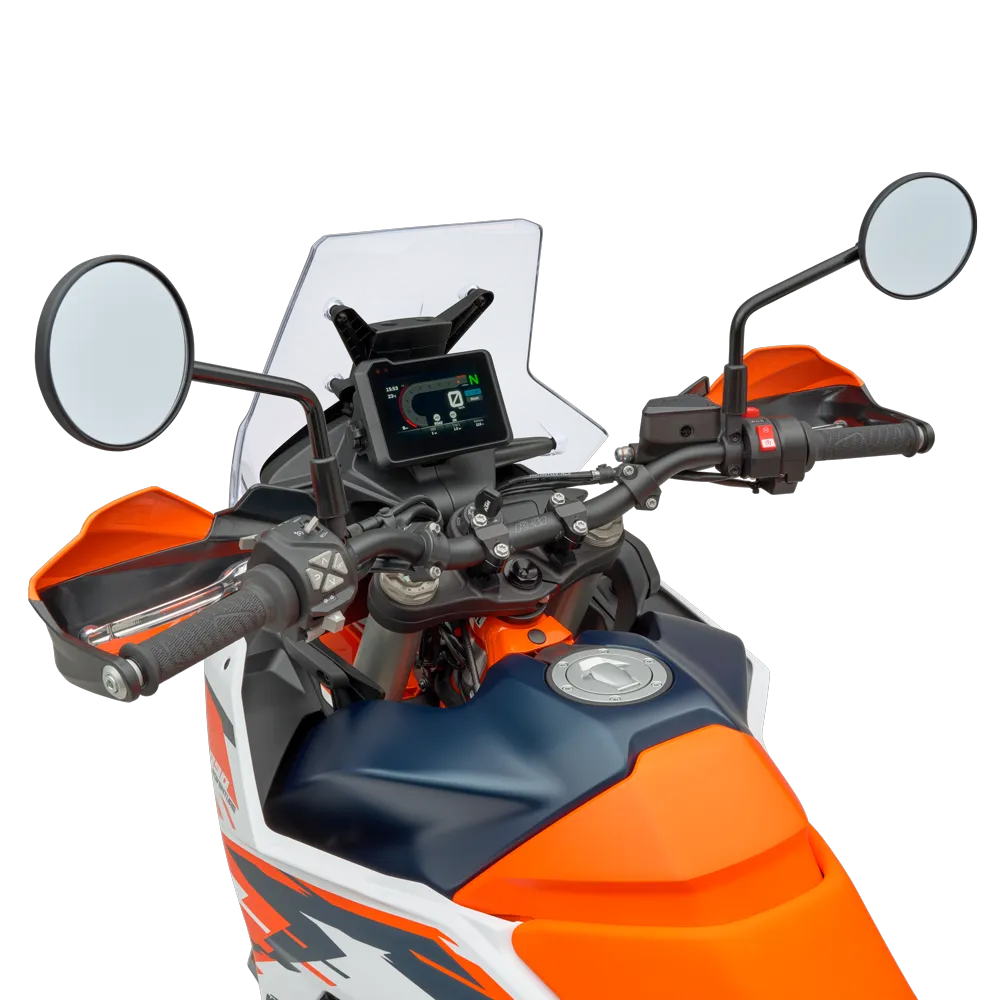 Poste de pilotage de la KTM 890 Adventure R vu depuis la selle — écran TFT, guidon et bulle