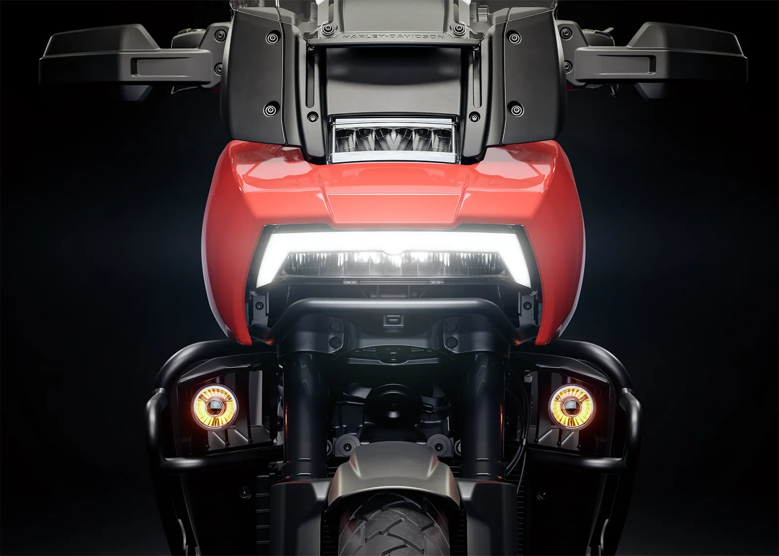 Face avant de la Harley-Davidson Pan America 1250 Special de nuit, éclairage allumé