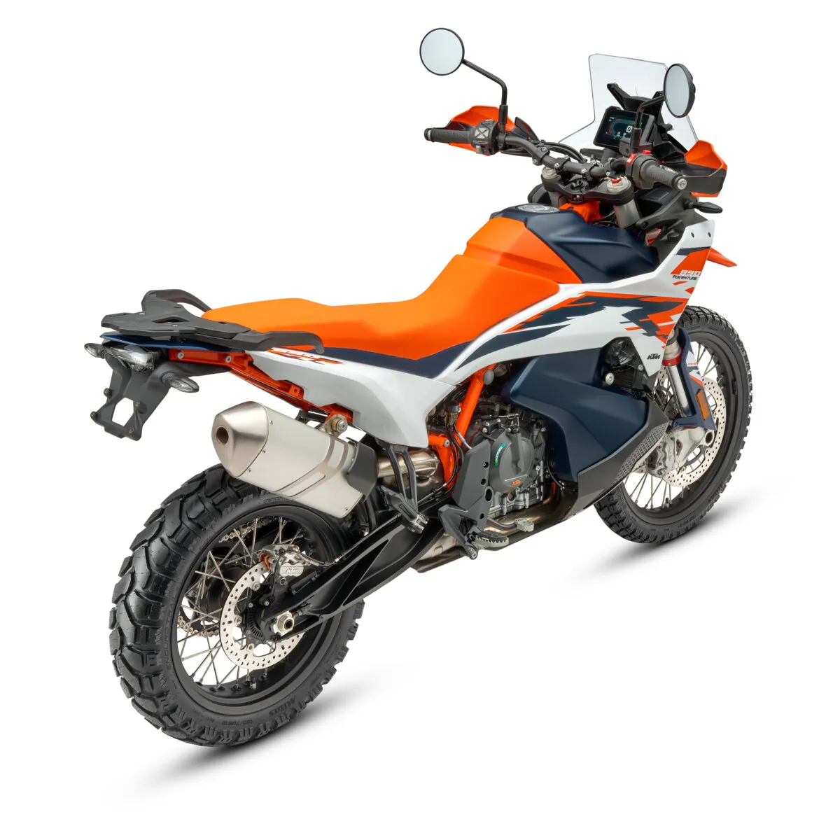 KTM 890 Adventure R vue de trois-quarts arrière droit sur fond blanc, boucle arrière et échappement visibles