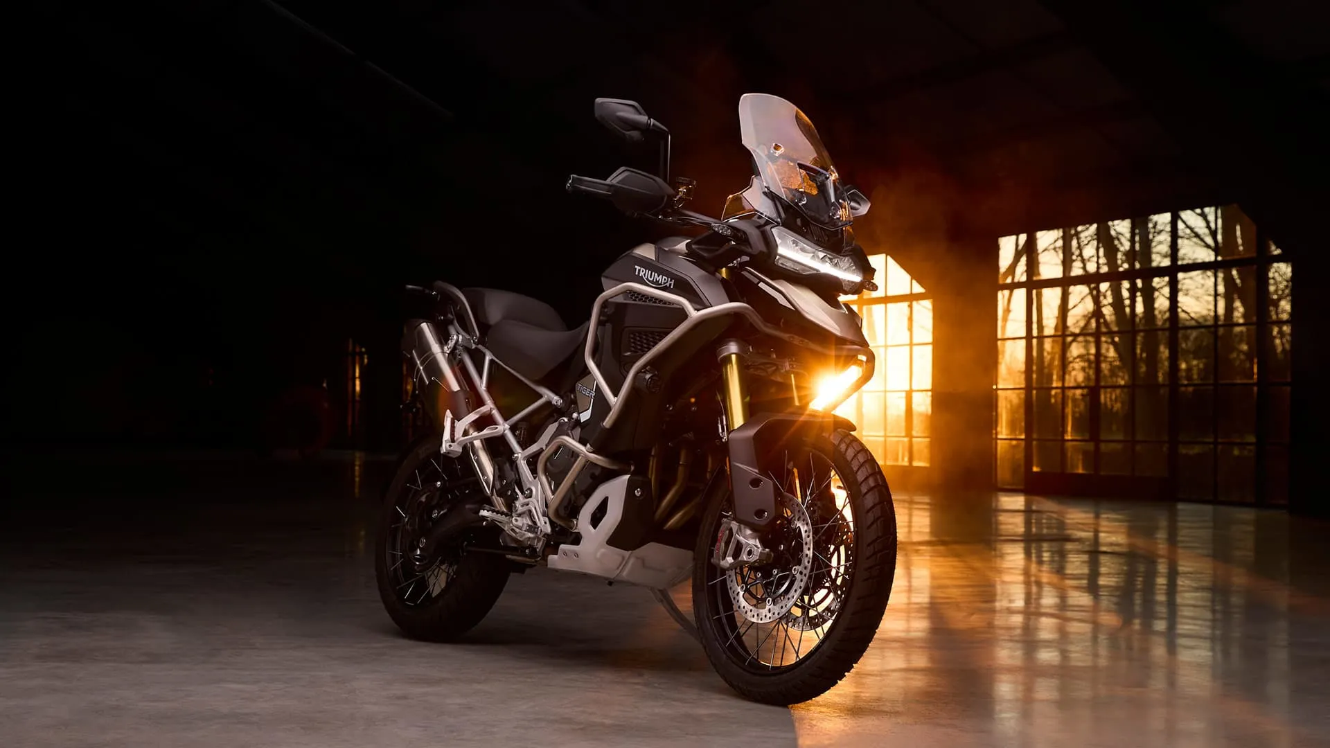 Triumph Tiger 1200 Rally Explorer vue de trois-quarts avant, en extérieur